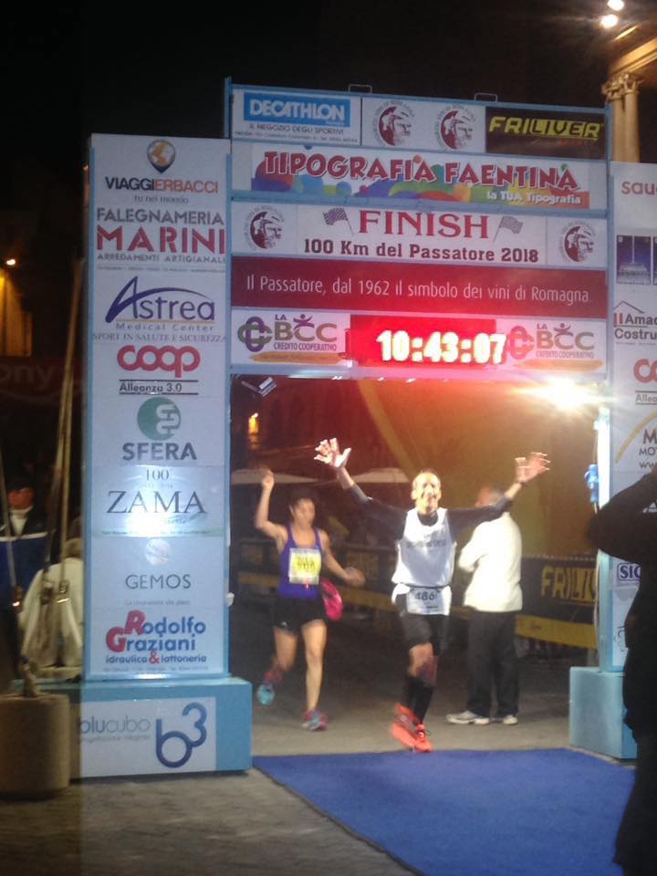 Foto Paolo Borghi all'arrivo del Passatore con canotta Disabilincorsa in 10 ore e 43