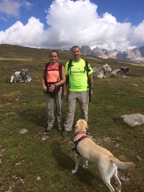 Michele e Daniela mentre si spostano sotto l'occhio vigile del loro cane guida Fucsia