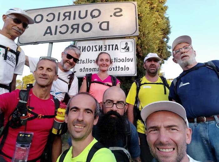 foto di rito sotto al cartello San Quirico d'Orcia