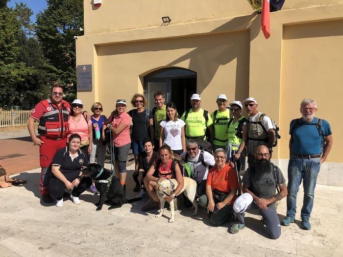 il gruppo posa per una foto ricordo, prima di riprendere il cammino