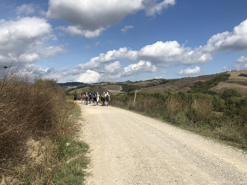 il gruppo di guide e non vedenti camminano verso la Toscana