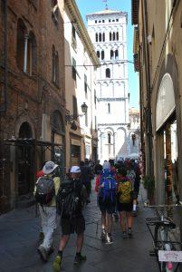 Lucca-gruppo di spalle