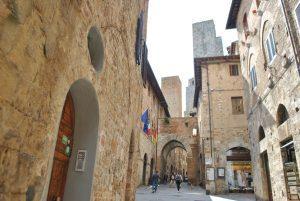 via San Matteo arco e torri