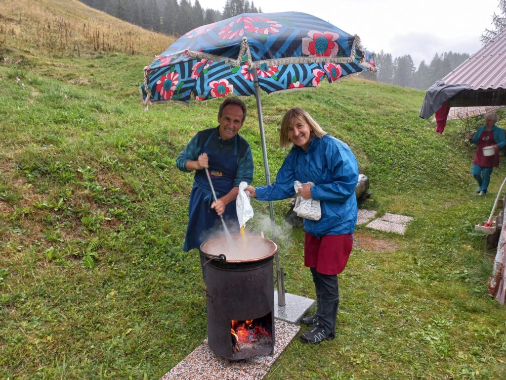 disabilità e sport: coppia di partecipanti alla Settimana Verde al barbecue sotto un ombrellone