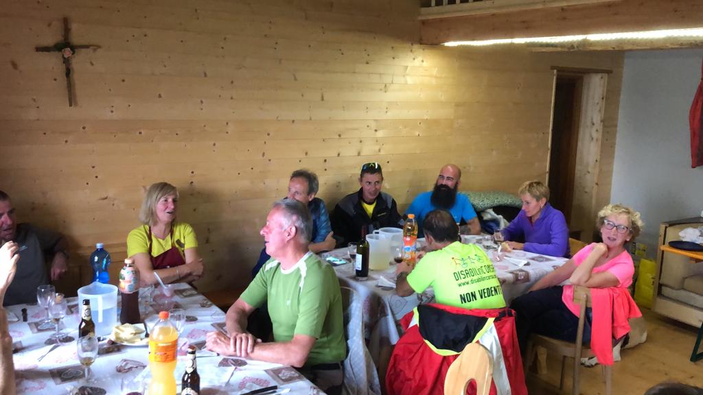 disabilità e sport: il gruppo di disabili in corsa in un momento di relax a tavola