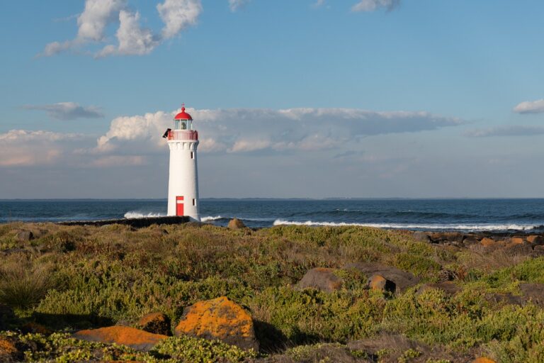 Scopri di più sull'articolo Misteri e amore al faro di normandia: un viaggio tra segreti e passione