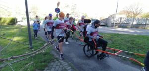 Foto d'insieme sul percorso. In primo piano Donato sulla K-bike con Chiara e gli spingitori di carrozzina