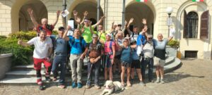 Cammino contromano lungo la Via Francigena: Via Francigena foto di gruppo a Santhià con braccia alzate